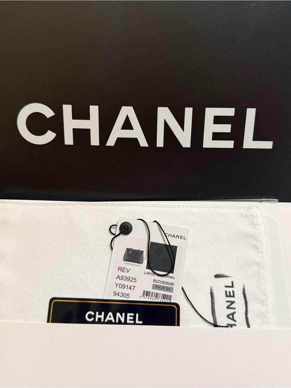Authentic Chanel - Large Shopping tote in black caviar leather and ruthenium